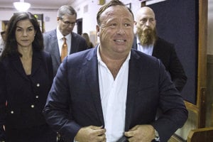 Alex Jones v Austine počas súdu s pozostalými obetí zo Sandy Hook. 