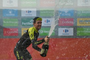 Simon Yates oslavuje triumf v 14. etape na Vuelta 2018.