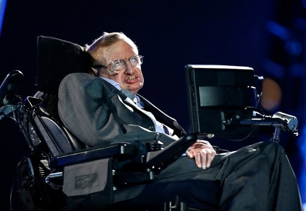 Stephen Hawking zomrel v roku 2018 na komplikácie s amyotrofickou laterálnou sklerózou. (zdroj: TASR/AP)