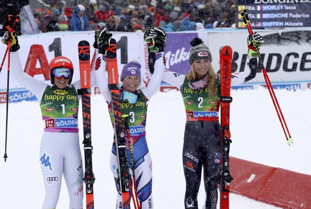 Zľava Federica Brignoneová (2. miesto), Tessa Worleyová (1. miesto) a Mikaela Shiffrinová (3. miesto) tesne po skončení pretekov.