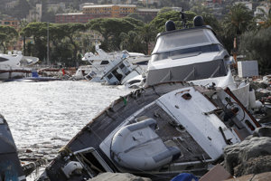 Prevrátené člny zanechala po sebe silná búrka, ktorá sa prehnala mestom Rapallo na severe Talianska