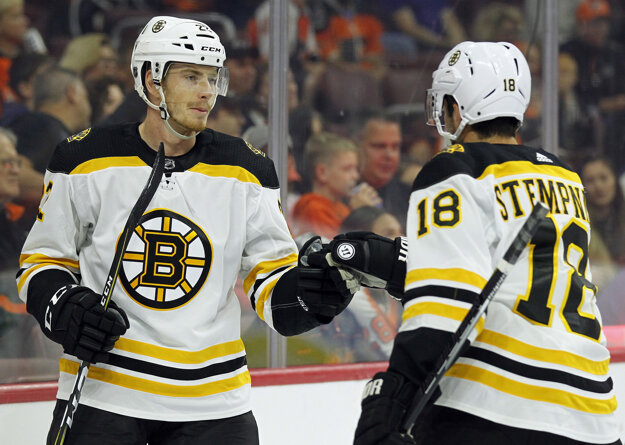Peter Cehlárik (vľavo) v drese Boston Bruins.