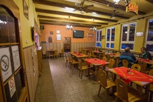 Miestni štamgasti tvrdia, že keď príde do krčmy všetkým im poplatí jedno poldeci. 