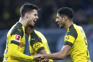 Achraf Hakimi (vpravo) a Julian Weigl z Dortmundu.