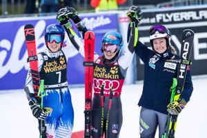 Zľava Petra Vlhová, Mikaela Shiffrinová a Ragnhild Mowinckelová.