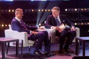Richard Raši a Robert Fico na jednej z akcií Smeru k MDŽ. 