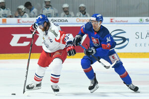 Český hokejový útočník Jakub Voráček (vľavo) a slovenský hokejový útočník Richard Pánik.