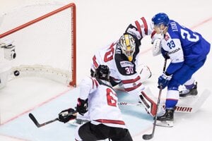 Adam Liška (vpravo) strieľa svoj druhý gól v zápase Slovensko - Kanada na MS v hokeji 2019.