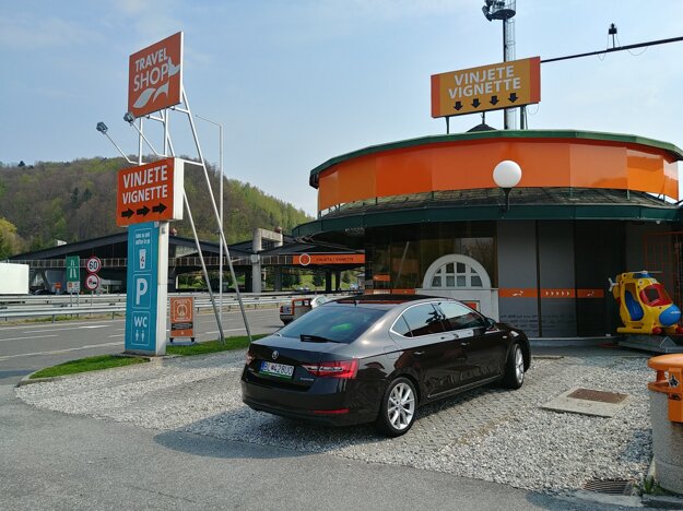 Miesto kde na hranici kúpite slovinskú diaľničnú známku je dobre označené, za 7-dňovú zaplatíte 15 eur.