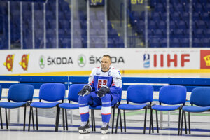 Andrej Sekera počas tímového fotenia na MS v hokeji 2019.