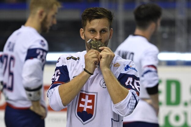 Jaroslav Martinusík bozkáva zlatú medailu.