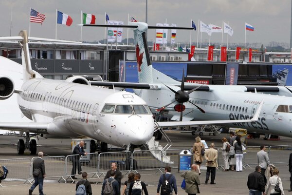 Lietadlá Bombardier CRJ1000 (vľavo) and Q400