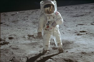 Buzz Aldrin kráča po povrchu Mesiaca, fotil ho Neil Armstrong.