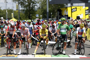 Držitelia dresov pred štartom 9. etapy Tour de France - sprava  Giulio Ciccone v bielom drese, Peter Sagan v zelenom drese, Julian Alaphilippe v žltom, Tim Wellens v bodkovanom a víťaz predchádzajúcej etapy Thomas De Gendt.