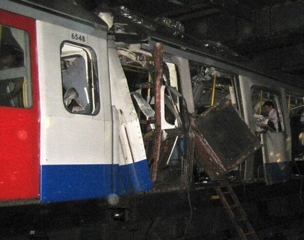 Trosky zničeného vozňa metra po teroristickom bombovom útoku v Londýne.