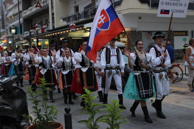 Pri sprievode mestom.