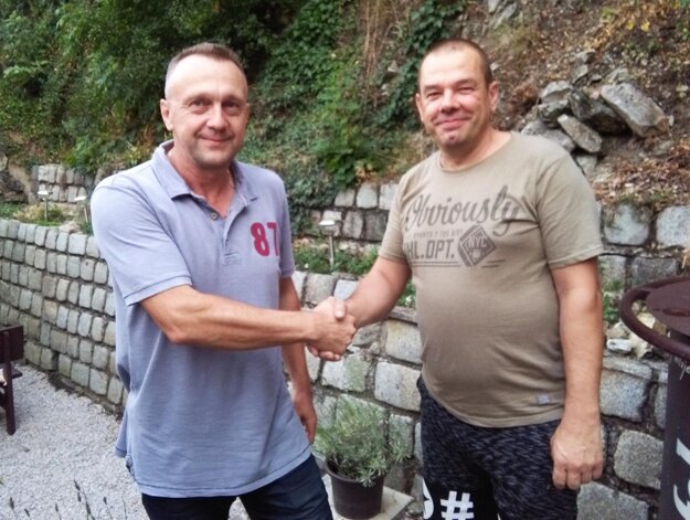 Starí páni Chrenovej a Kyneku sa dohodli na fúzii. Na snímke vedúci mužstiev Jaroslav Buranský (vľavo) a Maroš Géring. Spojený mančaft bude hrávať na Chrenovej. Ako sa bude volať? „Na Chrenovej je TJ Slovan, na Kyneku je TJ Slovan, tak si dáme názov Slovan Nitra,“ vysvetlil J. Buranský.