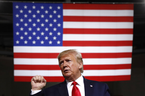 Trump vidí len malé riziko recesie a trvá na tom, že obchodná vojna s Čínou neuškodila