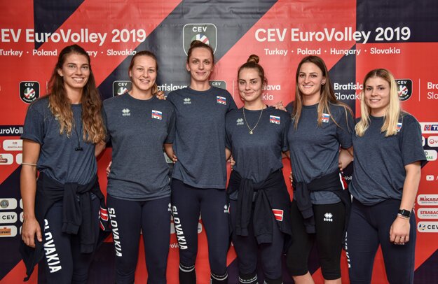 Na snímke slovenské volejbalové reprezentantky zľava Nikola Radosová, Karin Palgutová, Veronika Hrončeková, Barbora Koseková, Nina Herelová a Michaela Španková počas tlačovej konferencie po návrate z prípravných zápasov v Belgicku pred domácimi majstrovstvami Európy EuroVolley 2019, 12. augusta 2019 v Bratislave.