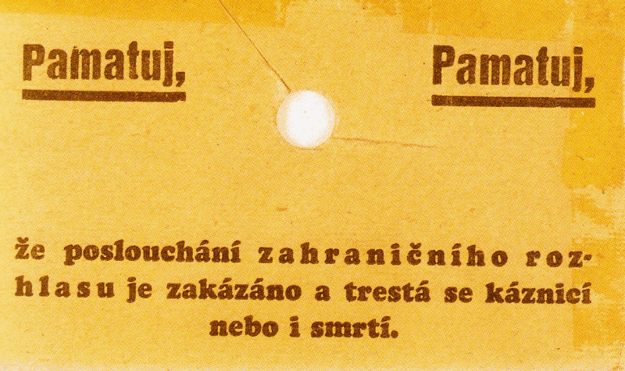 Varovný nápis k rozhlasovým prijímačom za protektorátu v ČR.