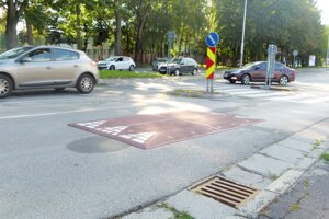 Nie je to vraj retarder, ale spomaľovací vankúš. Zatiaľ je nainštalovaný na skúšku. 