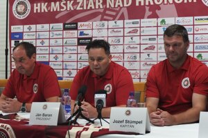 Jozef Stümpel (vpravo) v žiarskych farbách.