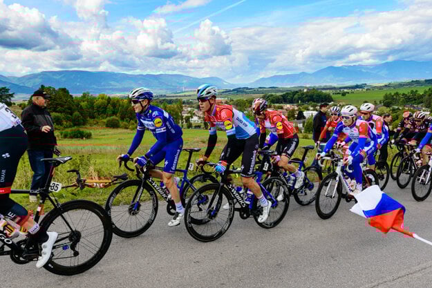 Cyklisti na Ceste SNP nad obcou Necpaly.