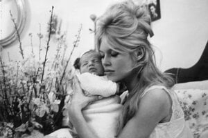 Materinský cit k malému Nicolasovi sa u Brigitte Bardotovej nedostavil.