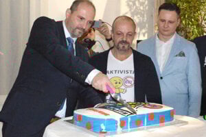 Oslava volebného víťazstva. Zľava Jaroslav Polaček, Henrich Burdiga a Ladislav Lörinc.