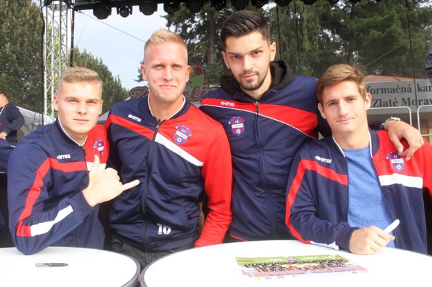 Spokojne pózujúci Jakub Švec, Branislav Pindroch, Senad Jarovič a Dávid Richtárech.