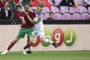 Boris Sekulič (vpravo) a Khalid Bouthaib počas prípravného futbalového stretnutia Maroko - Slovensko v Ženeve 4. júna 2018.