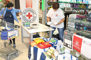 Zber potravín v supermarkete.