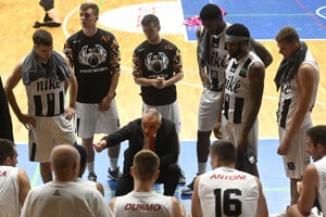 Tréner BC Prievidza Tihomir Bujan (uprostred) a hráči BC Prievidza - ilustračná fotografia.