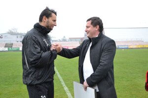 Františkovi Brezničanovi (vľavo) odovzdal pamätný dres so šálom manažér Marek Šimáček. 