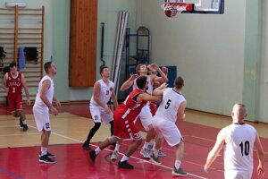 Basketbalisti Dolného Kubína (v bielom) viedli po prvom polčase o 13 bodov.