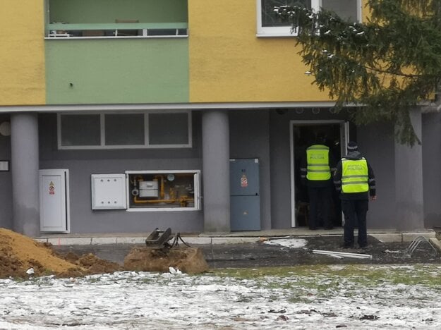 Postupná kontrola evakuovaných bytoviek a vchodov
