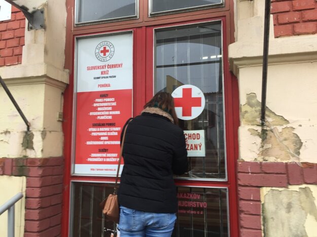 Zamknutý predný vchod na Jarkovej ulici do budovy SČK v Prešove. Ľudí, ktorých nosia materiálnu pomoc, posielajú preč, tých, ktorí ju potrebujú, usmerňujú k zadnému vchodu z Baštovej ulice.