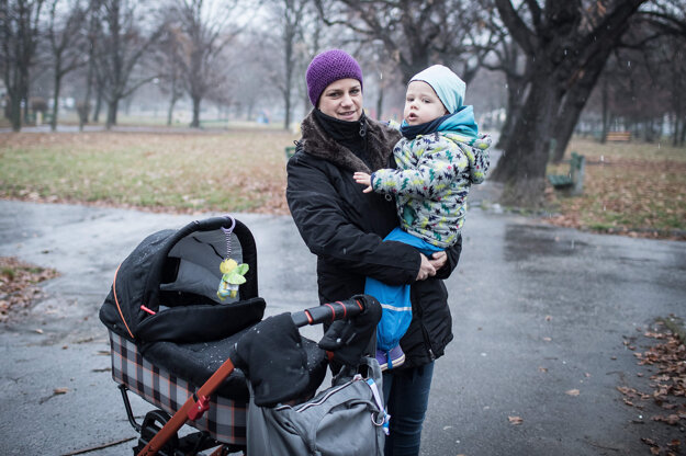 Strelkyňa Zuzana Rehák-Štefečeková sa venuje materským povinnostiam. Na sníme so starším synom Nathanom (3 roky). Mladší Noah sa narodil v októbri. Od februára však chce začať prípravu na olympijské hry v Tokiu.