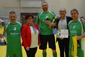 Putovný pohár z prvého ročníka si z rúk primátorky Topoľčian prevzalo víťazné mužstvo - 1. FC Bioharmonia Topoľčany. 