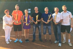 Zľava: primátorka mesta Topoľčany Alexandra Gieciová, víťazi Marián Uhlár, Anežka Babalová, Zdeno Goga, Vladislav Ruman, Ján Čangel a riaditeľ súťaže Ondrej Babala.