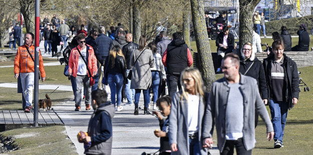 Nemci na prechádzke pri jazere Phoenix v Dortmunde.