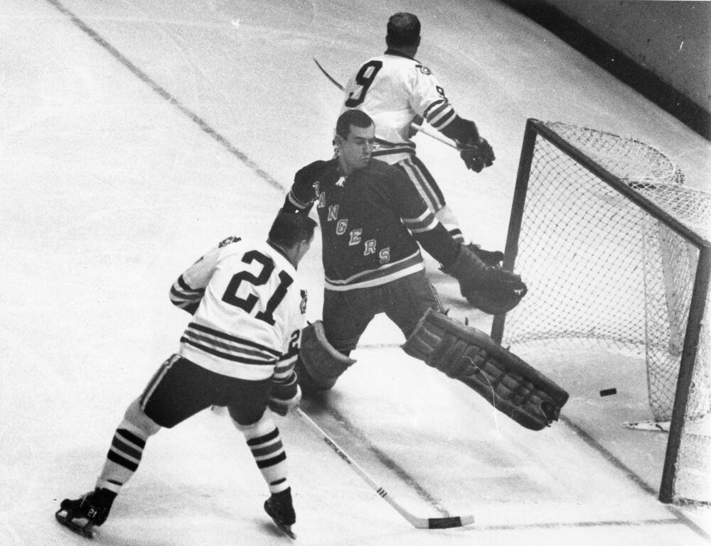 Stan Mikita (21) strávil celú kariéru v NHL v tíme Chicago Blackhawks.