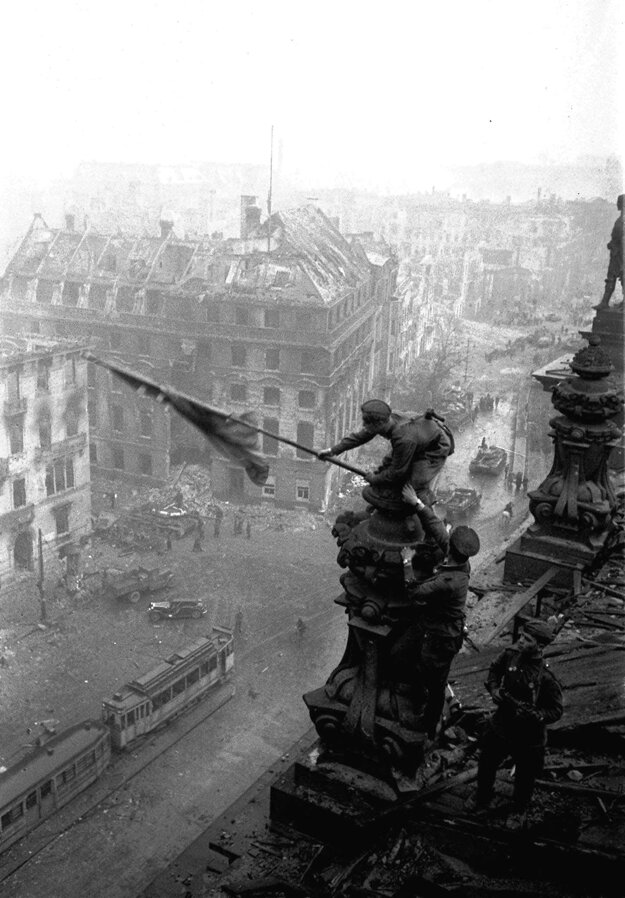 Sovietska vlajka nad berlínskym Reichstagom symbolizuje koniec druhej svetovej vojny. Fotograf Jevgenij Chaldej musel na oficiálnej fotke vyretušovať hodinky na pravej ruke sovietskeho vojaka, pridal viac dymu, čo malo navodiť dojem, že v meste sa ešte stále tuho bojuje (čo už nebola pravda) a ani vlajka nie je pôvodná. Nahradila ju iná, ktorá lepšia viala.