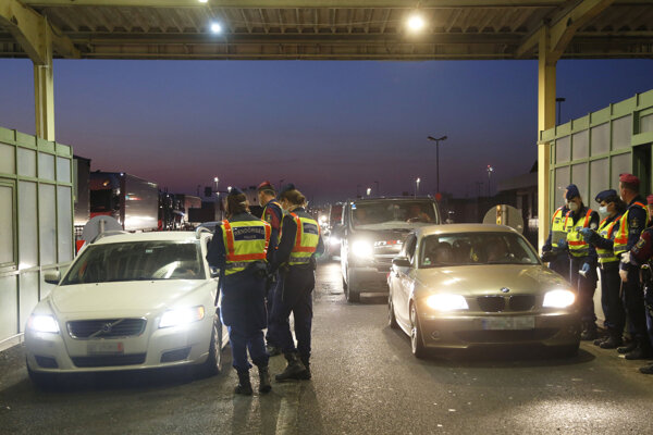 Migranti napadli policajtov pri pokuse o prechod zo Srbska do Maďarska