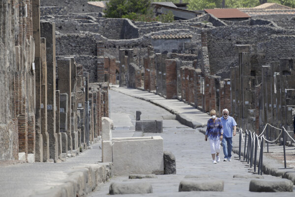Pompeje opäť otvorili, zatiaľ hlásia viac sprievodcov ako turistov