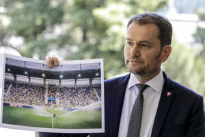 Premiér Matovič ukazuje plné tribúny na štadióne v Dunajskej Strede. 