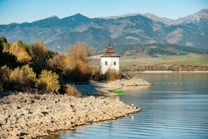 Vežička kostola z obce Liptovská Mara, podľa ktorej je pomenovaná priehrada.