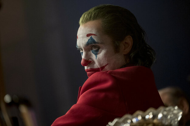 Joker v podaní Joaquina Phoenixa.