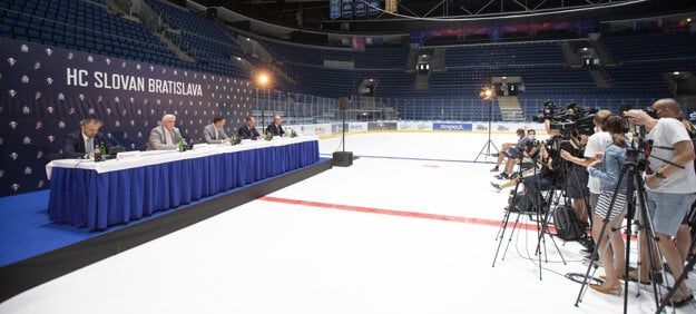 Tlačová konferencia nových majiteľov Slovana, Rudolf Hrubý je druhý zľava.