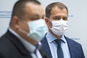 Hlavný hygienik Ján Mikas a predseda vlády SR Igor Matovič.